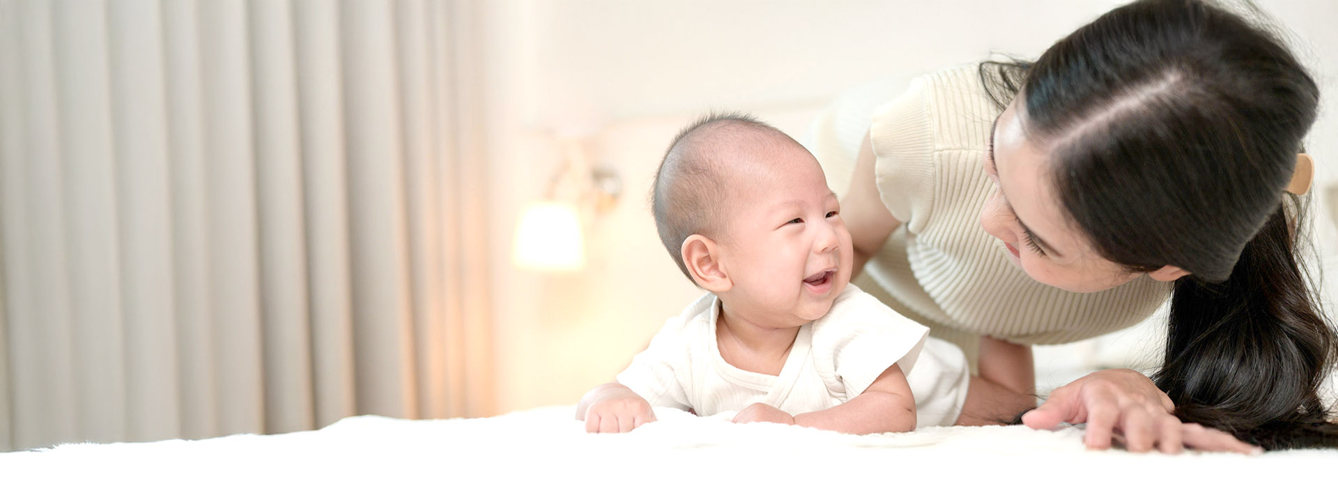 산모와 아기가 함께 있는 모습